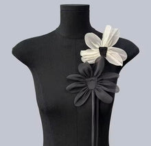  Black And White Flower Brooch Set